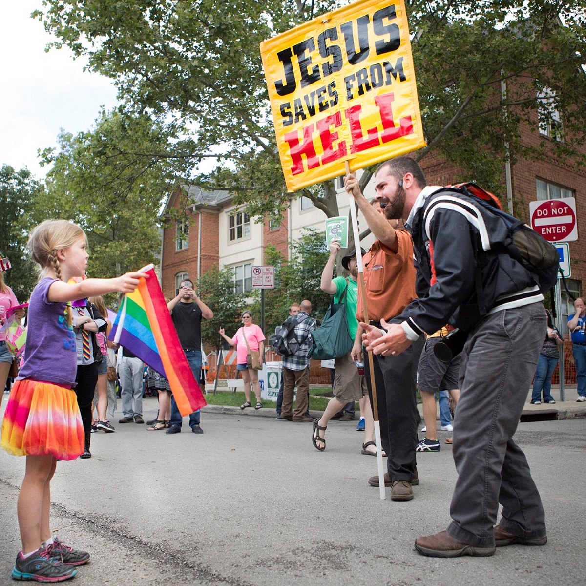 Η 7χρονη Zea Bowling μπροστά σε ομοφοβικό χριστιανό με μια σημαία στα χρώματα του ουράνιου τόξου. Κολούμπους, Ηνωμένες Πολιτείες Αμερικής, 2015
Φωτογράφος: Mara Gruber