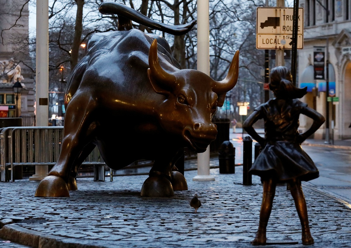 Ο ταύρος μπροστά στο "Ατρόμητο Κορίτσι", στην Wall Street, στη Νέα Υόρκη. Στήθηκε για να ενθαρρύνει τις επιχειρήσεις να προσλάβουν περισσότερες γυναίκες. 
Φωτογράφος: Brendan McDermid