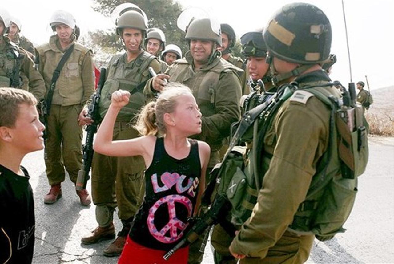 Η δωδεκάχρονη Ahed Tamimi, μπροστά σε στρατιώτες του IDF, στη Δυτική Όχθη, το 2012...